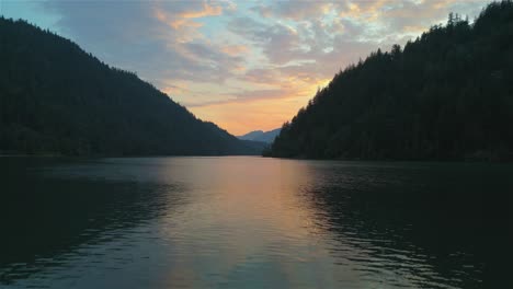 Kanadischer-Naturgebirgshintergrund-Während-Des-Farbenprächtigen-Sonnenuntergangs-4