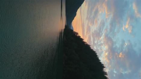 Kanadischer-Naturgebirgshintergrund-Während-Des-Farbenprächtigen-Sonnenuntergangs-3