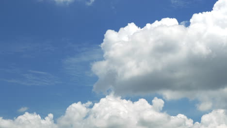 Zeitraffer-Des-Schönen-Blauen-Himmels-Mit-Wolken-An-Einem-Hellen-Sonnigen-Tag-Zum-Bewegen-Des-Abstrakten-Hintergrunds-4