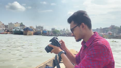Fotógrafo-De-Viajes-Tomando-Una-Foto-En-Medio-Del-Río-Buriganga-En-Un-Bote-En-Bangladesh