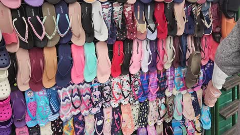 Video-of-a-market-stand-rack-with-many-types-of-women's-sandals-for-sale