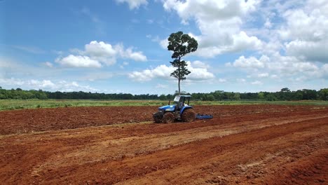 Landwirt,-Der-Isolierten-Traktor-Fährt,-Der-Felder-In-Upala-In-Costa-Rica-Pflügt