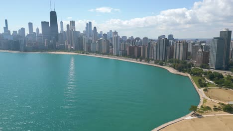 Luftaufnahme-Der-Skyline-Von-Downtown-Chicago-Mit-Blick-Auf-Den-Willis-Tower-Und-Die-Ihn-Umgebenden-Gebäude-An-Einem-Schönen-Sonnigen-Tag-Im-Sommer