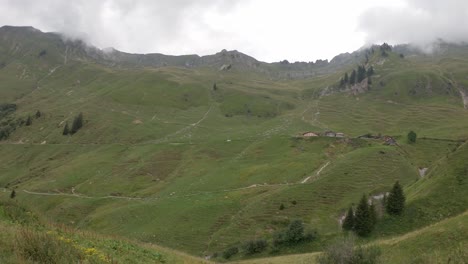 Majestuosas-Cumbres-Alpinas-En-La-Ruta-Del-Tren-De-Cremallera-Brienz-Rothorn,-Suiza