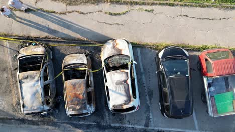 Verbrannte-Autos-Auf-Einem-Städtischen-Parkplatz