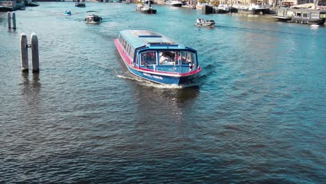 Ferry-Turístico-Azul-Grande-Navegando-Sobre-El-Amstel-En-El-Centro-De-Amsterdam