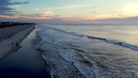 Luftschneller-Stoß-über-Rollende-Wellen,-Die-Bei-Sonnenaufgang-Die-Ufer-Von-Carolina-Beach-NC,-North-Carolina,-Treffen