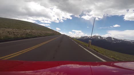 Rotes-Auto,-Das-Zum-Gipfel-Des-Rocky-Mountain-Nationalparks-Fährt