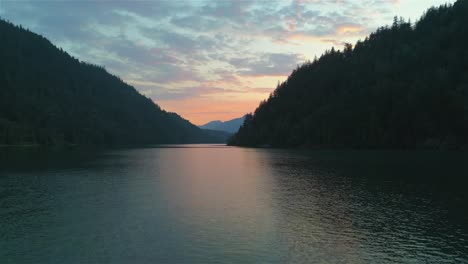 Kanadischer-Naturgebirgshintergrund-Während-Des-Farbenprächtigen-Sonnenuntergangs-1