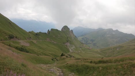 Paisaje-Sereno-De-Los-Alpes-Suizos-Por-La-Ruta-Del-Tren-Cremallera-Brienz-Rothorn,-Suiza