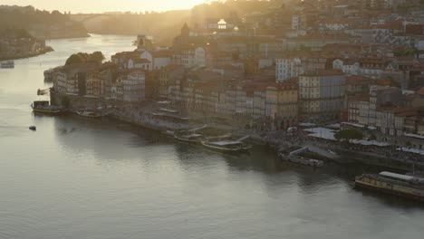 Die-Berühmte-Stadt-Porto-Während-Der-Goldenen-Stunde