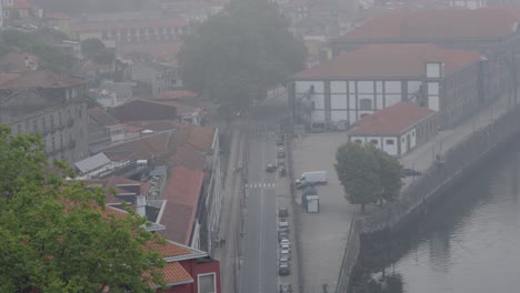 Un-Día-De-Niebla-En-Un-Pueblo-Europeo,-En-La-Ciudad-De-Porto,-Portugal