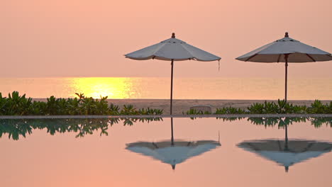 Blick-über-Einen-Resortpool-Auf-Einen-Farbenprächtigen-Tropischen-Sonnenuntergang