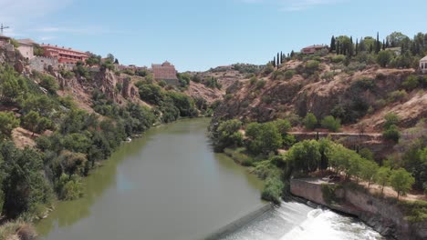 Amazing-lush-green-valley-and-Tagus-River,-with-white-water-in-Toledo,-Spain