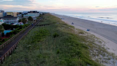 Strandpromenade-Und-Seehafer-Bei-Sonnenaufgang-Entlang-Carolina-Beach-NC,-North-Carolina