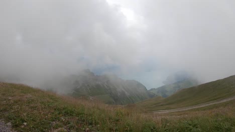 Panorama-Escénico-Del-Lago-Brienz-Escondido-En-Las-Nubes-Del-Tren-Rothorn,-Suiza