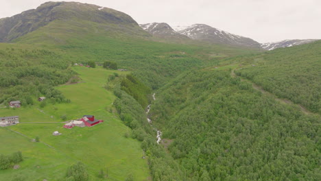 Casas-De-Vacaciones-En-Un-Exuberante-Valle-En-El-Paisaje-Montañoso-De-Aurlandsvangen-En-Noruega