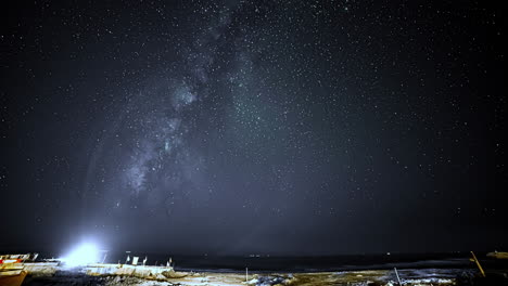 Cometas-Y-Cielo-Estrellado-Sobre-El-Mar-Desde-Primera-Línea-De-Playa