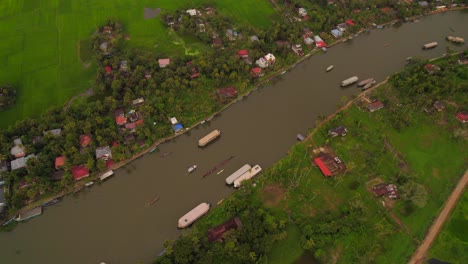 Luftaufnahme-Mehrerer-Boote,-Die-Den-Tropischen-Fluss-In-Kumarakom,-Kerala-Befahren