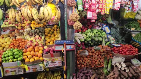 Video-De-Gente-Comprando-Comida-En-Un-Mercado-De-Frutas-Y-Verduras-En-Lima,-Peru