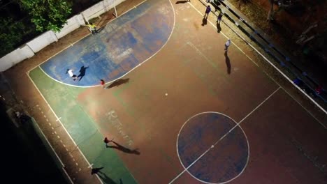 Junge-Leute,-Die-Nachts-Auf-Einem-Feld-In-Paraguay-Handball-Spielen
