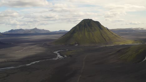 Vista-Aérea-Que-Muestra-El-Río-Y-La-Montaña-Maelifell-En-La-Naturaleza-De-Islandia