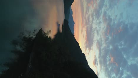 Kanadischer-Naturgebirgshintergrund-Während-Des-Farbenprächtigen-Sonnenuntergangs-8