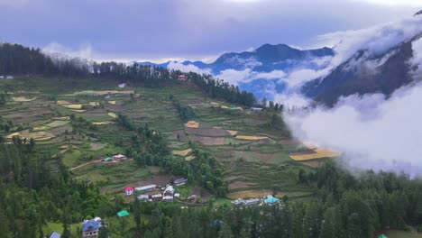 Drone-Shot-of-a-cloudy-Sainj-Valley-in-Himachal-Pradesh-near-Manali,-Kasol