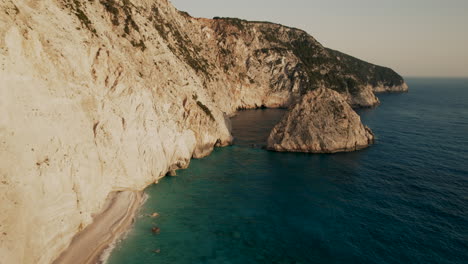 Luftbild-Der-Dramatischen-Meeresklippen-Von-Porto-Katsiki-Am-Mittelmeer,-Lefkada,-Griechenland