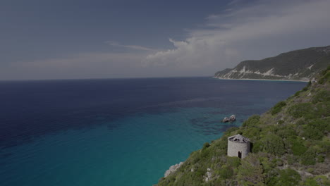 Schöne-Luftaufnahme-Des-Ionischen-Meeres-Entlang-Der-Küste