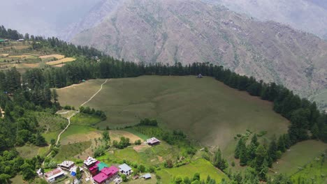 Drone-Shot-of-a-small-village-in-Sainj-Valley-in-Himachal-Pradesh-near-Manali,-Kasol-9