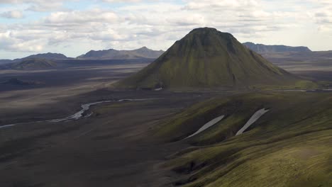 Montaña-Maelifell-Cubierta-De-Musgo-En-El-Sur-De-Islandia---Retroceso-Aéreo