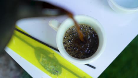 Gießen-äthiopischer-Kaffee-In-Eine-Tasse,-Addis-Abeba,-Äthiopien