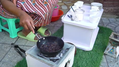 Brühen-Von-äthiopischem-Kaffee-Bei-Einer-Kaffeezeremonie-In-Addis-Abeba,-Äthiopien