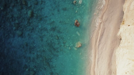 Luftaufnahme-Von-Oben-Nach-Unten-über-Das-Idyllische-Azurblaue-Wasser-Des-Katsiki-Beach,-Lefkada,-Griechenland