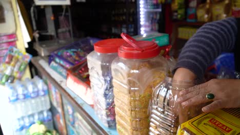 Nepalesische-Snacks-In-Einem-Kleinen-Lokalen-Snackladen-In-Kathmandu,-Nepal-2