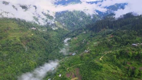 Drone-Shot-of-a-cloudy-Sainj-Valley-in-Himachal-Pradesh-near-Manali,-Kasol-11