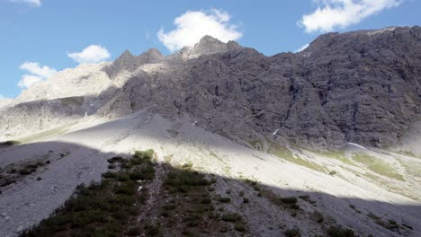 Drohnenaufnahmen-Aus-Der-Luft,-Die-Langsam-Rückwärts-Fahren,-Um-Den-Gipfel-Eines-Berges-Auf-Der-Spitze-Steiler,-Imposanter-Klippen-In-Der-Schweiz-Zu-Enthüllen