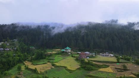 Drone-Shot-of-a-cloudy-Sainj-Valley-in-Himachal-Pradesh-near-Manali,-Kasol-10