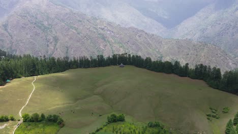 Drone-Shot-of-a-small-village-in-Sainj-Valley-in-Himachal-Pradesh-near-Manali,-Kasol-3