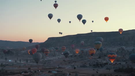 Kappadokien-Heißluftballons-Glühend-Aufsteigend-Bei-Sonnenaufgang