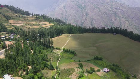 Toma-De-Drones-De-Un-Pequeño-Pueblo-En-El-Valle-De-Sainj-En-Himachal-Pradesh-Cerca-De-Manali,-Kasol-2