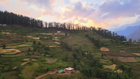 Drohnenaufnahme-Des-Sonnenuntergangs-In-Einem-Kleinen-Dorf-Im-Sainj-Tal-In-Himachal-Pradesh-In-Der-Nähe-Von-Manali,-Kasol
