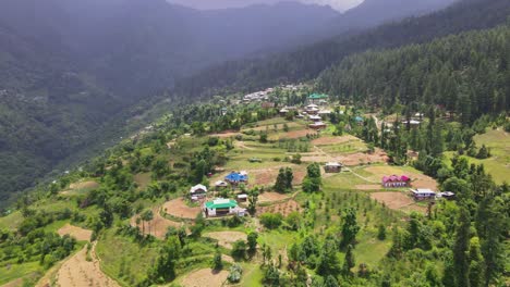 Drone-Shot-of-a-small-village-in-Sainj-Valley-in-Himachal-Pradesh-near-Manali,-Kasol-1