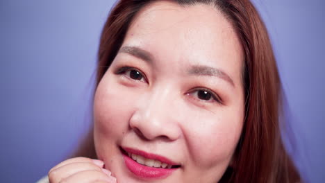 Nahaufnahme-Porträt-Einer-Attraktiven-Asiatischen-Frau,-Die-Glücklich-Lächelnd-Und-Selbstbewusst-Fröhlich-Mit-Violettem-Hintergrund-Mit-Weichem-Fokus-Ist-2