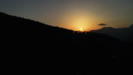 Drone-Shot-of-sunset-in-a-small-village-in-Sainj-Valley-in-Himachal-Pradesh-near-Manali,-Kasol-3