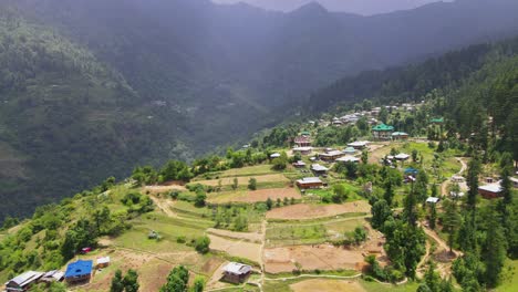 Drone-Shot-of-a-small-village-in-Sainj-Valley-in-Himachal-Pradesh-near-Manali,-Kasol-8