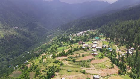 Drone-Shot-of-a-small-village-in-Sainj-Valley-in-Himachal-Pradesh-near-Manali,-Kasol