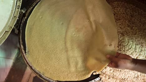 Cooking-process-of-the-traditional-Ethiopian-injera-bread,-Ethiopia-6