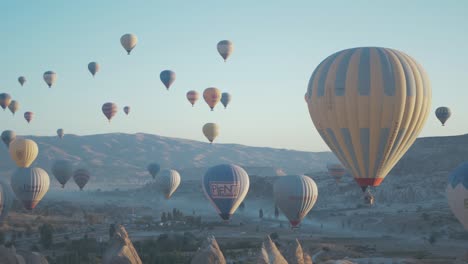 Berühmte-Kappadokien-heißluftballons,-Die-Bei-Sonnenaufgang-Fliegen